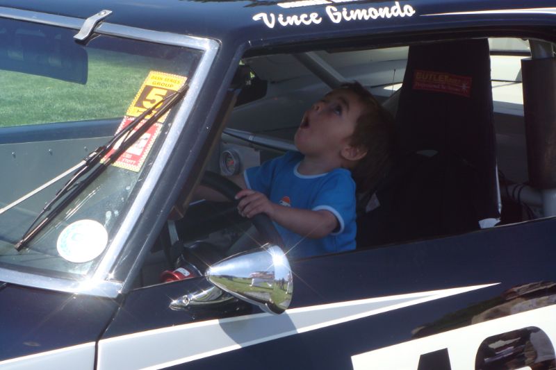 NASCARに乗る子供